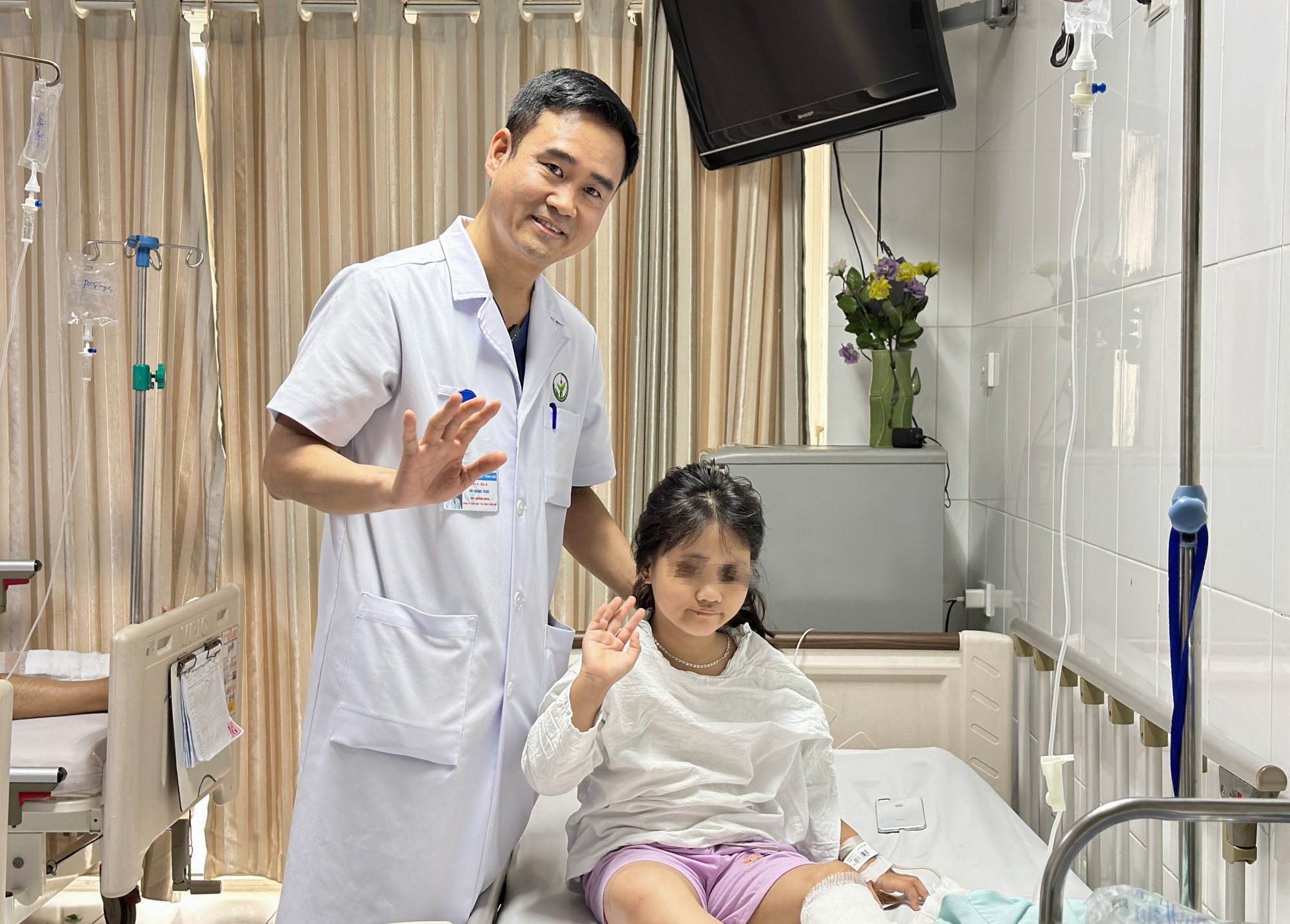 Bé gái 5 tuổi gãy xương đã được bó bột, bố mẹ vẫn khoét lỗ trên bột để đắp lá khiến xương không thể liền - Ảnh 3. Bé gái 5 tuổi gãy xương đã được bó bột, bố mẹ vẫn khoét lỗ trên bột để đắp lá khiến xương không thể liền - Ảnh 3.