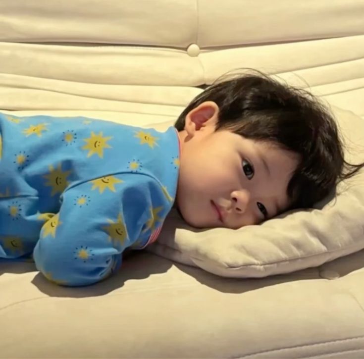 Những hành động của trẻ bị người lớn Những hành động của trẻ bị người lớn