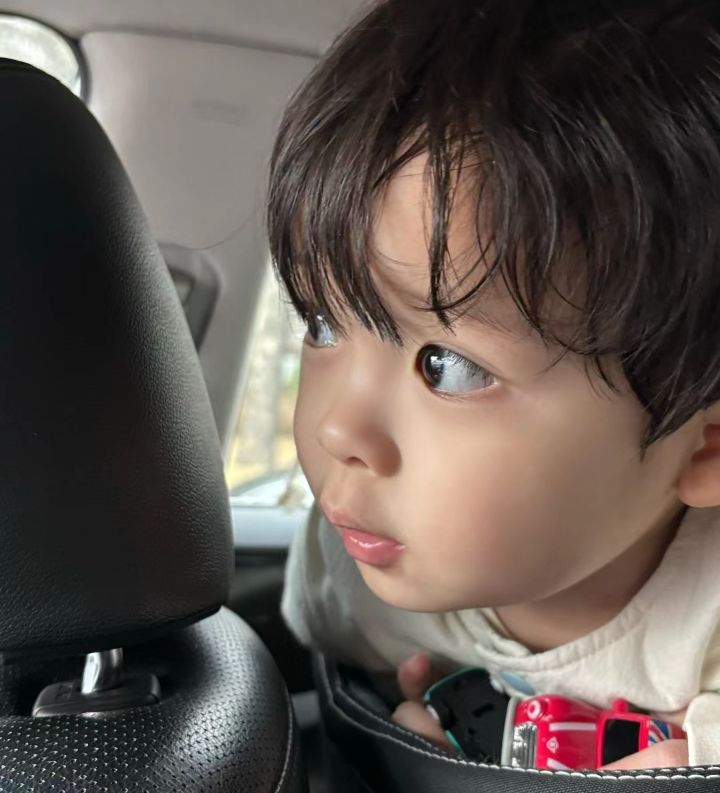 Những hành động của trẻ bị người lớn Những hành động của trẻ bị người lớn