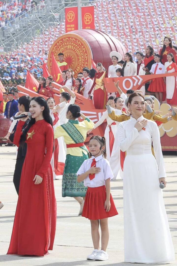 Bé gái 7 tuổi hát 'Tiến quân ca' cùng Mỹ Tâm ở Quảng trường Ba Đình - Ảnh 1. Bé gái 7 tuổi hát 'Tiến quân ca' cùng Mỹ Tâm ở Quảng trường Ba Đình - Ảnh 1.