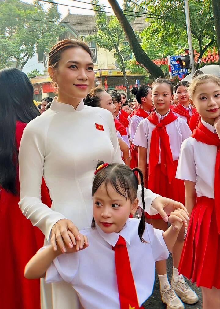Bé gái 7 tuổi hát 'Tiến quân ca' cùng Mỹ Tâm ở Quảng trường Ba Đình - Ảnh 2. Bé gái 7 tuổi hát 'Tiến quân ca' cùng Mỹ Tâm ở Quảng trường Ba Đình - Ảnh 2.