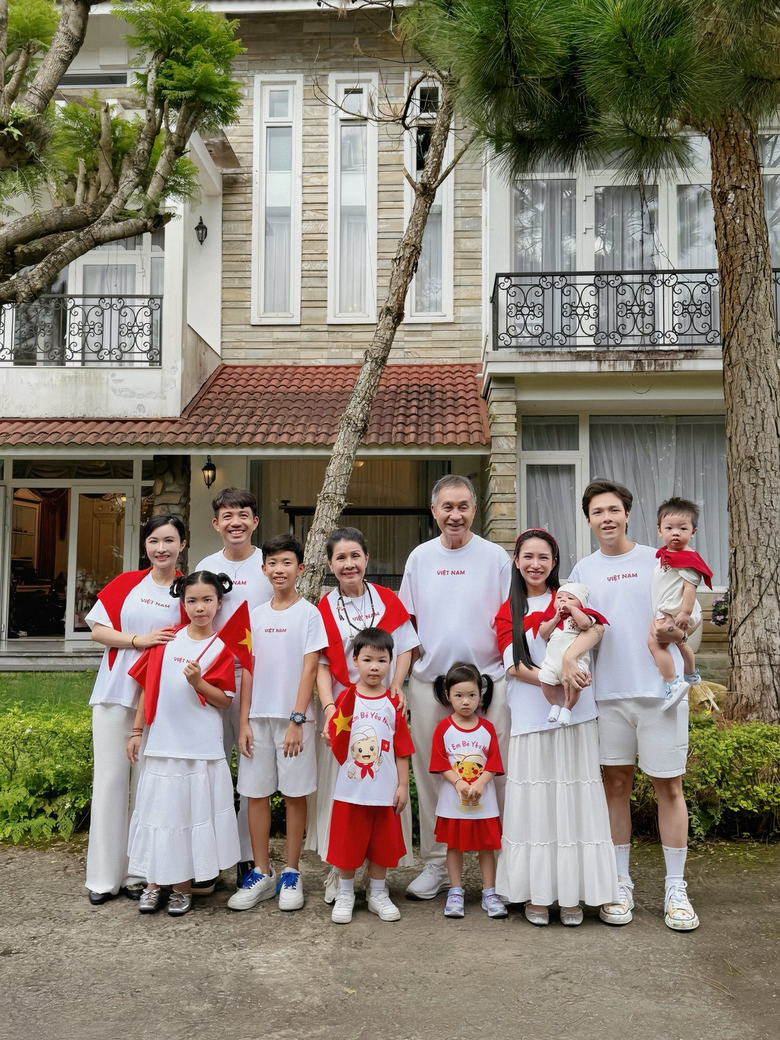 Đại gia đình 4 thế hệ nhà Minh Nhựa hưởng ứng đại lễ 2/9: Bất ngờ nhất là nhan sắc của "cụ ngoại" - phu nhân ông trùm ngành nhựa- Ảnh 1. Đại gia đình 4 thế hệ nhà Minh Nhựa hưởng ứng đại lễ 2/9: Bất ngờ nhất là nhan sắc của "cụ ngoại" - phu nhân ông trùm ngành nhựa- Ảnh 1.