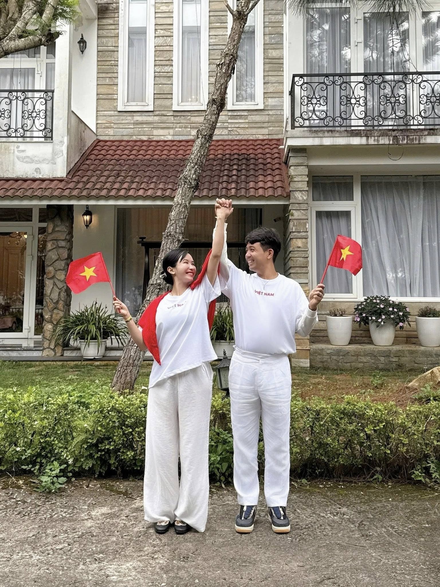 Đại gia đình 4 thế hệ nhà Minh Nhựa hưởng ứng đại lễ 2/9: Bất ngờ nhất là nhan sắc của Đại gia đình 4 thế hệ nhà Minh Nhựa hưởng ứng đại lễ 2/9: Bất ngờ nhất là nhan sắc của