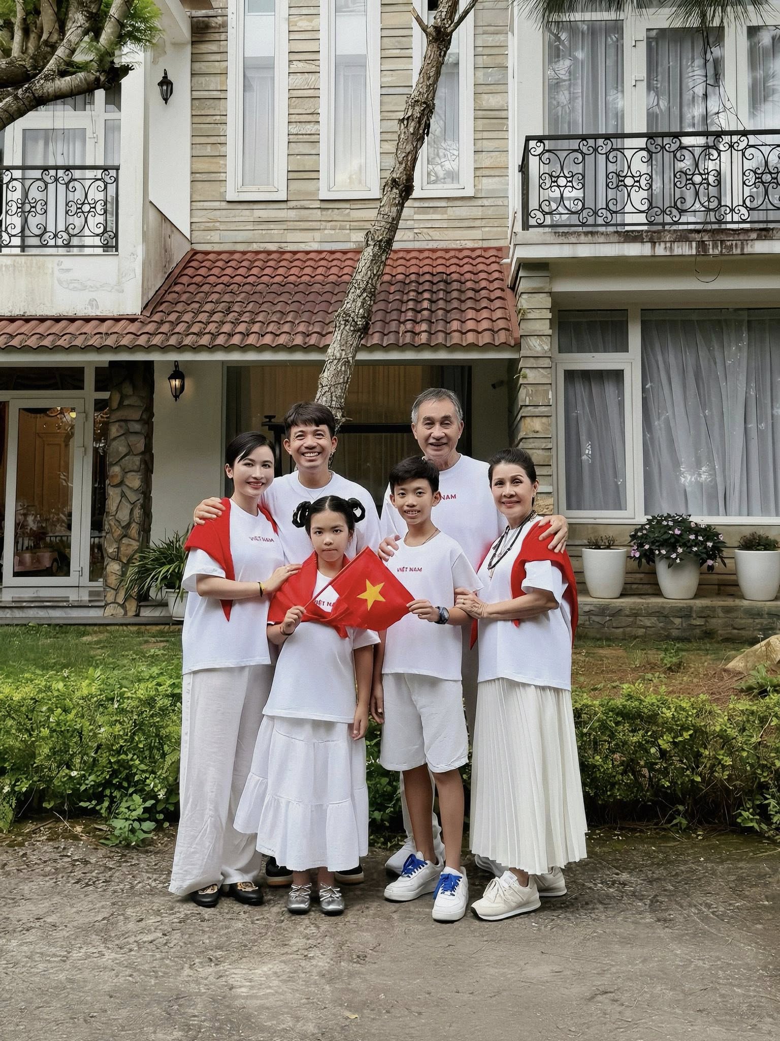 Đại gia đình 4 thế hệ nhà Minh Nhựa hưởng ứng đại lễ 2/9: Bất ngờ nhất là nhan sắc của "cụ ngoại" - phu nhân ông trùm ngành nhựa- Ảnh 4. Đại gia đình 4 thế hệ nhà Minh Nhựa hưởng ứng đại lễ 2/9: Bất ngờ nhất là nhan sắc của "cụ ngoại" - phu nhân ông trùm ngành nhựa- Ảnh 4.