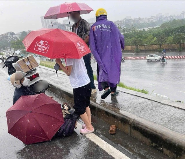 Cô gái ở Hà Nội nghi bị sét đánh tử vong trong cơn mưa giông: Mũ bảo hiểm cháy xém, vỡ đôi - Ảnh 1. Cô gái ở Hà Nội nghi bị sét đánh tử vong trong cơn mưa giông: Mũ bảo hiểm cháy xém, vỡ đôi - Ảnh 1.