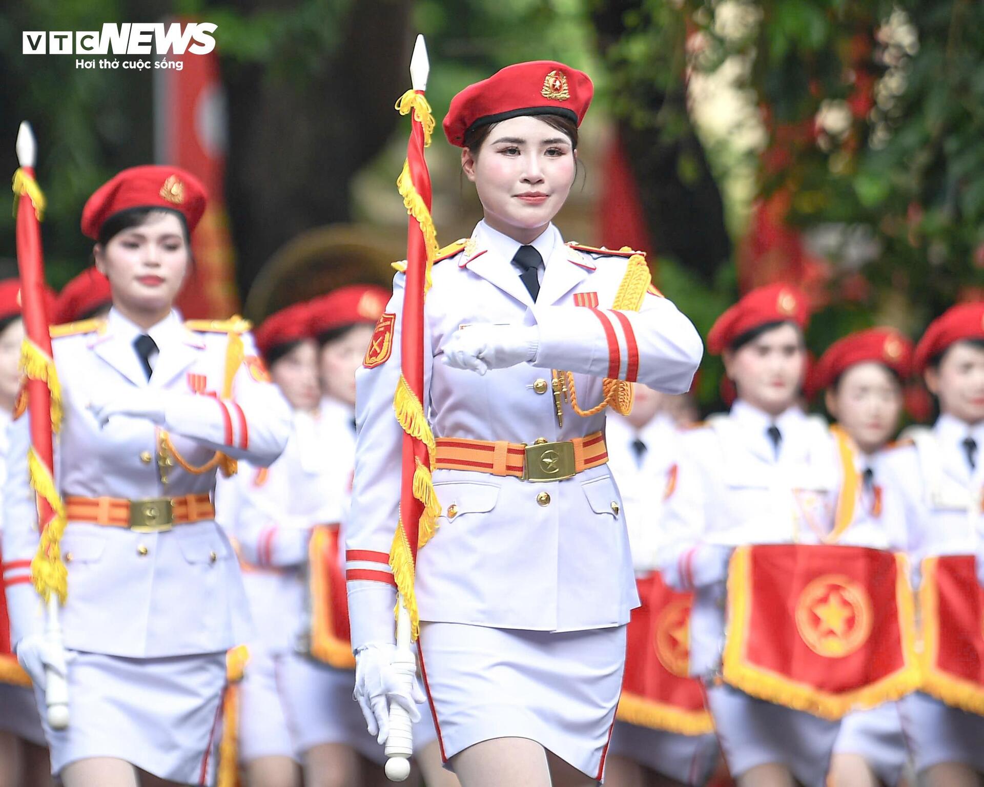 Thần thái điện ảnh, khí chất thép của các khối trưởng A80 gây 'bão mạng' - Ảnh 7. Thần thái điện ảnh, khí chất thép của các khối trưởng A80 gây 'bão mạng' - Ảnh 7.
