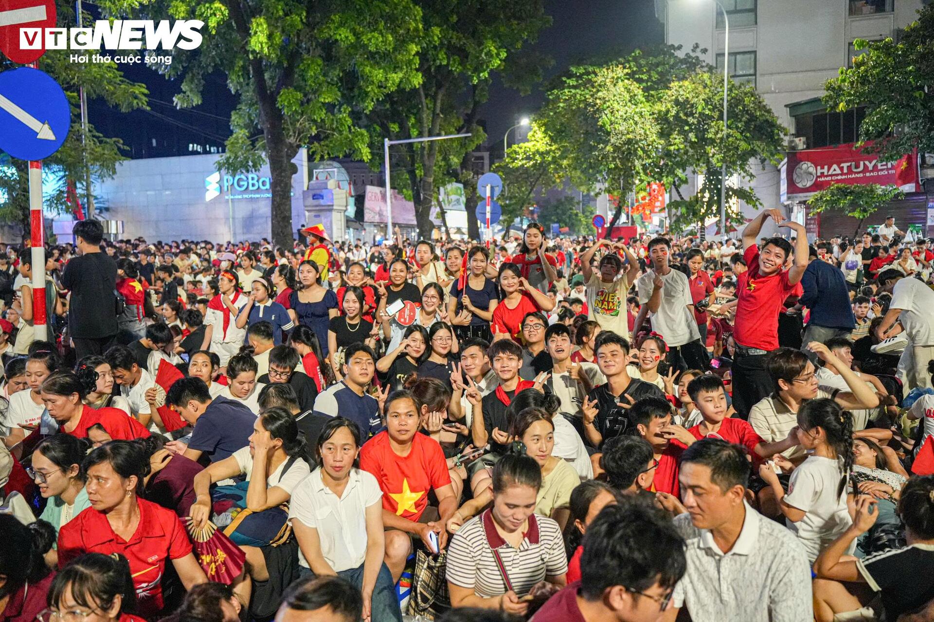 Không ngại giá 'chát', người dân đổ xô thuê thang xem diễu binh A80 - Ảnh 1. Không ngại giá 'chát', người dân đổ xô thuê thang xem diễu binh A80 - Ảnh 1.