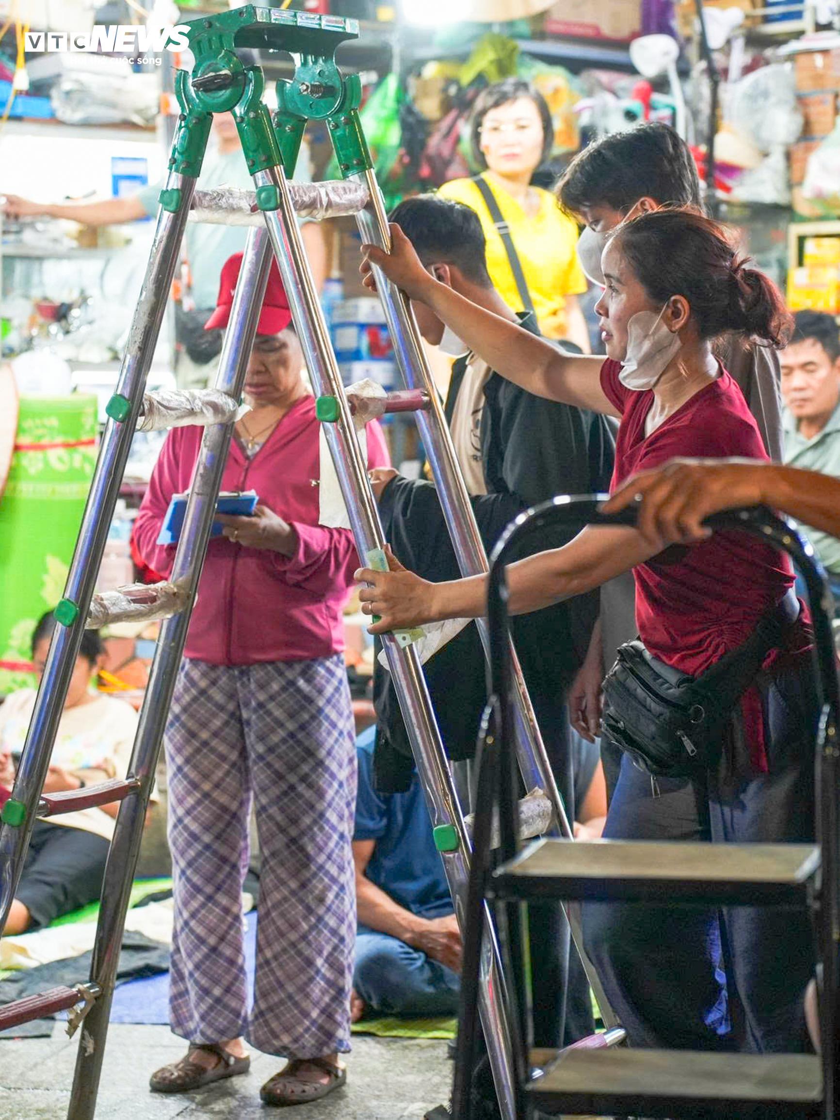 Không ngại giá 'chát', người dân đổ xô thuê thang xem diễu binh A80 - Ảnh 2. Không ngại giá 'chát', người dân đổ xô thuê thang xem diễu binh A80 - Ảnh 2.