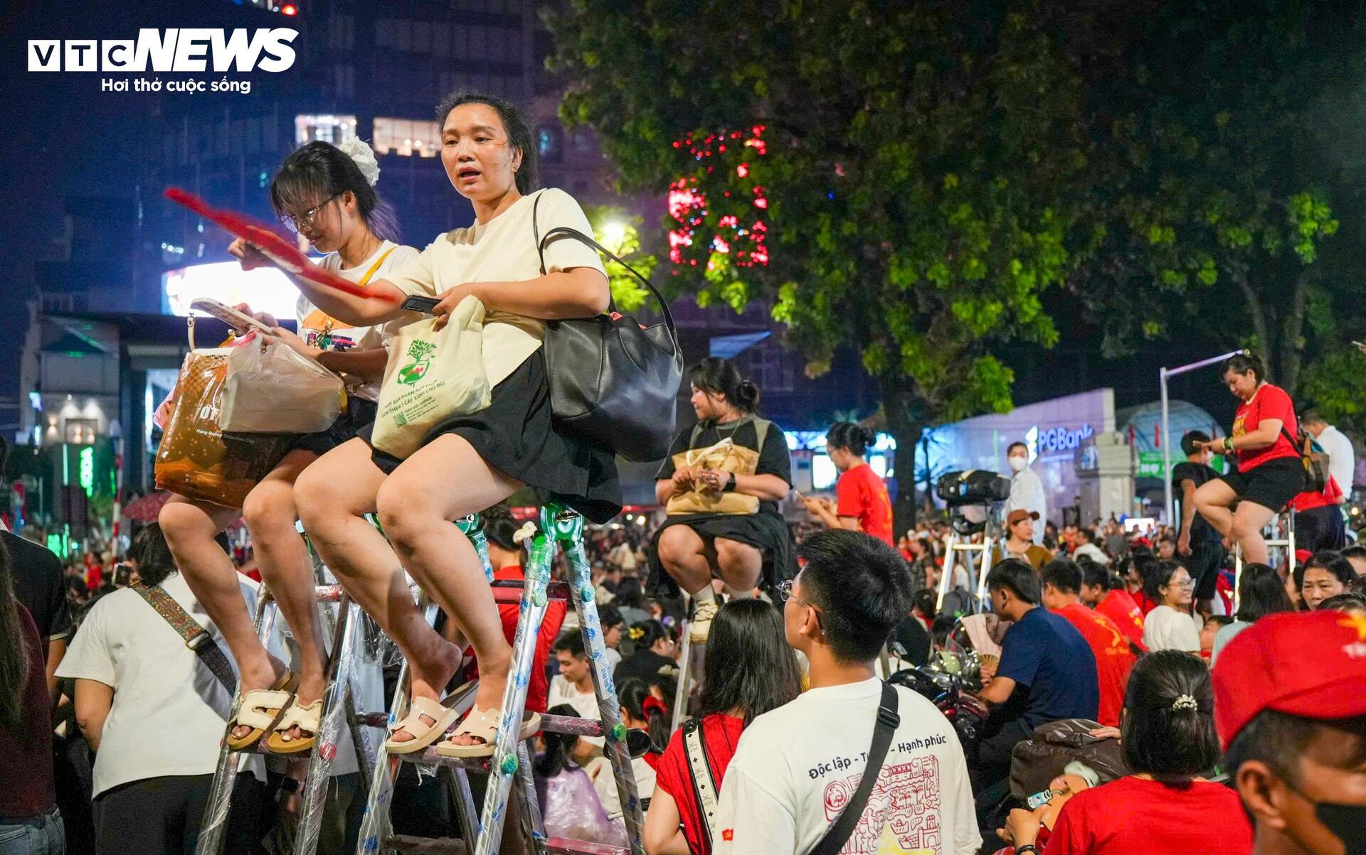 Không ngại giá 'chát', người dân đổ xô thuê thang xem diễu binh A80 - Ảnh 4. Không ngại giá 'chát', người dân đổ xô thuê thang xem diễu binh A80 - Ảnh 4.