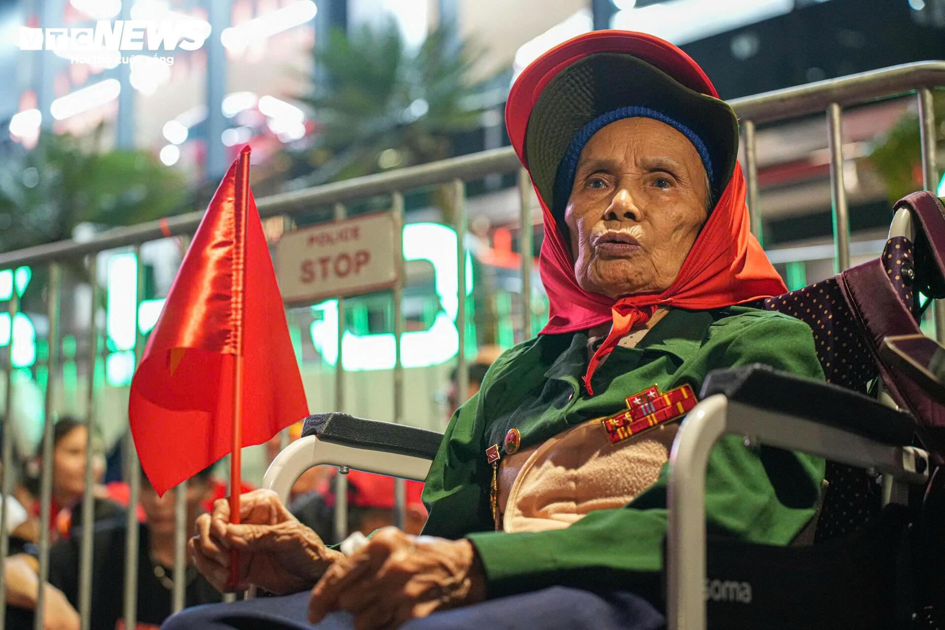 Không ngại giá 'chát', người dân đổ xô thuê thang xem diễu binh A80 - Ảnh 5. Không ngại giá 'chát', người dân đổ xô thuê thang xem diễu binh A80 - Ảnh 5.