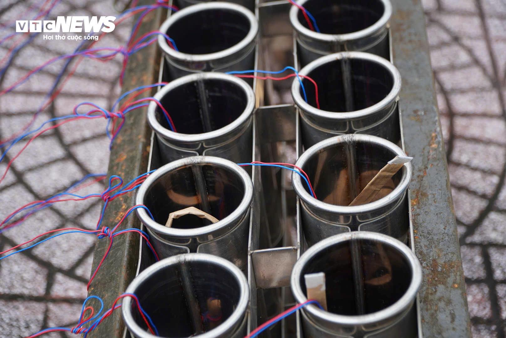 Cận cảnh trận địa pháo hoa ở TP.HCM trước giờ khai hỏa mừng Quốc khánh 2/9 - Ảnh 9. Cận cảnh trận địa pháo hoa ở TP.HCM trước giờ khai hỏa mừng Quốc khánh 2/9 - Ảnh 9.