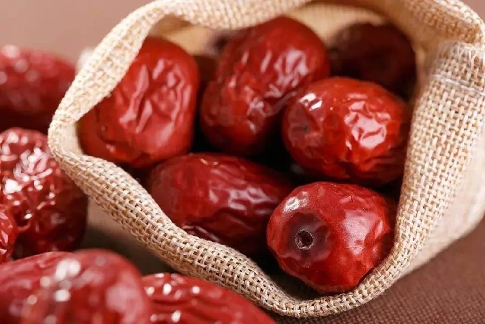 Táo đỏ được mệnh danh là &quot;viên vitamin tự nhiên&quot; nhưng ăn sống thật lãng phí, ăn theo 12 cách này mới nhân đôi lợi ích!- Ảnh 1.