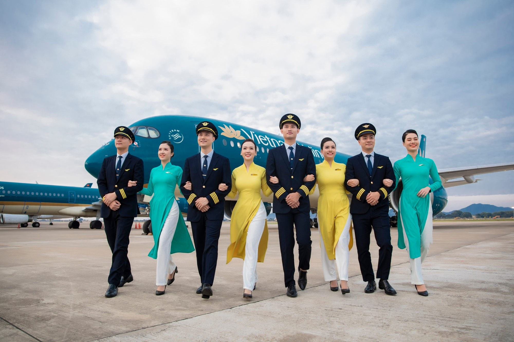 Áo dài xanh xuất hiện trong Tử chiến trên không là lịch sử đặc biệt của Vietnam Airlines- Ảnh 8. Áo dài xanh xuất hiện trong Tử chiến trên không là lịch sử đặc biệt của Vietnam Airlines- Ảnh 8.
