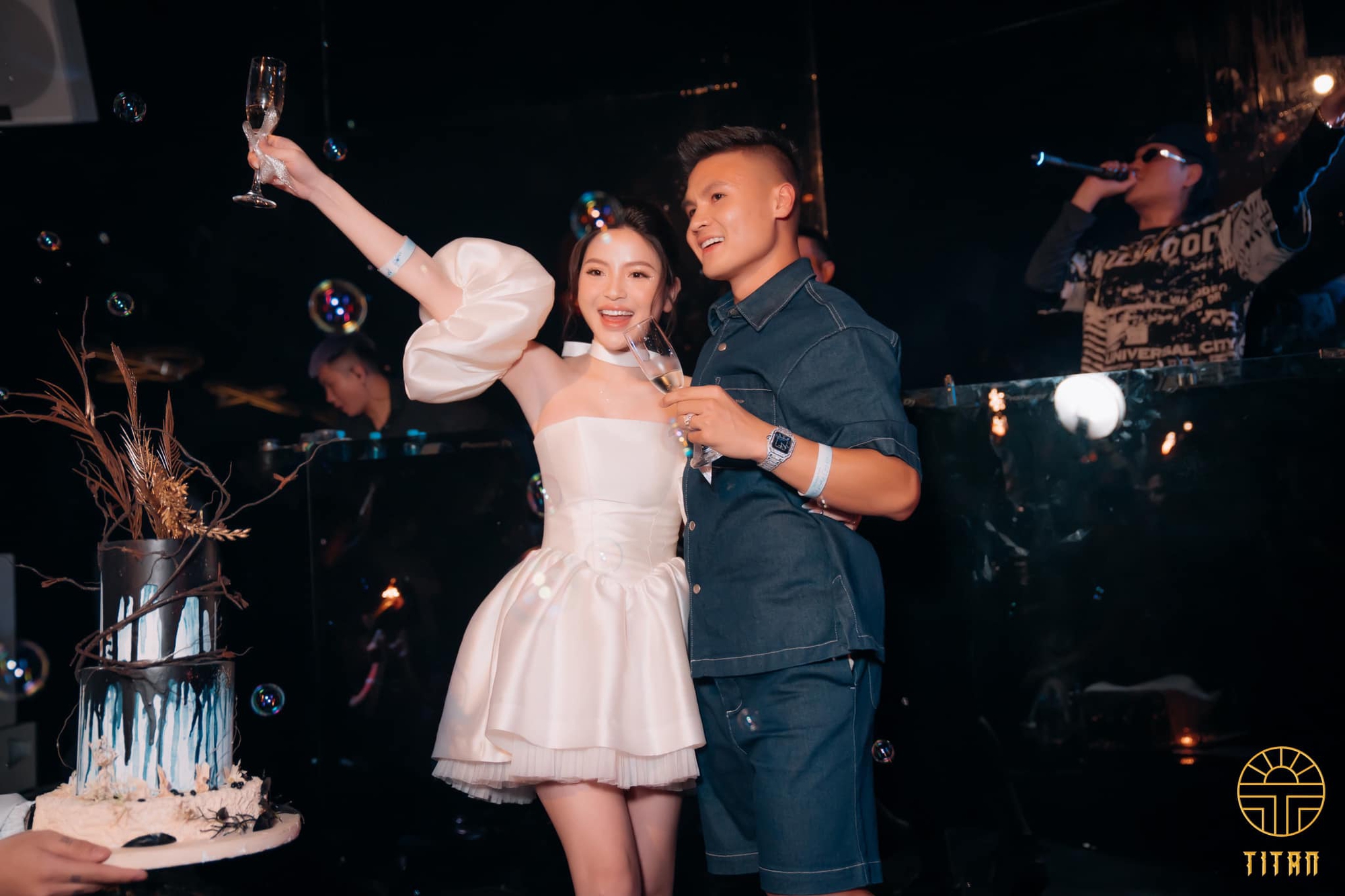 Có một kiểu WAG như Chu Thanh Huyền: Càng thị phi càng hot!- Ảnh 3. Có một kiểu WAG như Chu Thanh Huyền: Càng thị phi càng hot!- Ảnh 3.