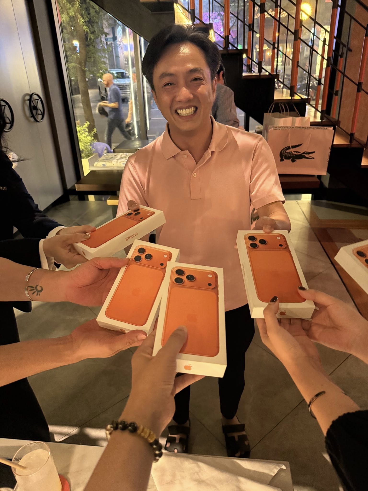 Cường Đô La không nói mình giàu, Cường Đô La chỉ đem “cả lố” iPhone 17 Pro Max gặp là tặng!- Ảnh 3. Cường Đô La không nói mình giàu, Cường Đô La chỉ đem “cả lố” iPhone 17 Pro Max gặp là tặng!- Ảnh 3.