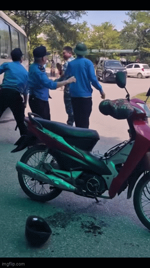 3 bảo vệ hành hung lái xe ôm chở theo bệnh nhân lớn tuổi trước cổng viện: Hé lộ nguồn cơn gây xôn xao - Ảnh 2. 3 bảo vệ hành hung lái xe ôm chở theo bệnh nhân lớn tuổi trước cổng viện: Hé lộ nguồn cơn gây xôn xao - Ảnh 2.