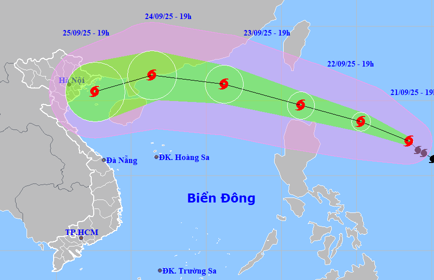 Bão Ragasa đã mạnh lên cấp 13, hướng về vịnh Bắc Bộ - Ảnh 1. Bão Ragasa đã mạnh lên cấp 13, hướng về vịnh Bắc Bộ - Ảnh 1.