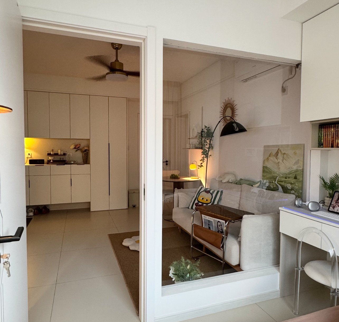 Ngắm căn hộ gây sốt của nữ tiếp viên hàng không: Xinh như mộng, nhìn góc nào cũng thấy "chữa lành"- Ảnh 1. Ngắm căn hộ gây sốt của nữ tiếp viên hàng không: Xinh như mộng, nhìn góc nào cũng thấy "chữa lành"- Ảnh 1.