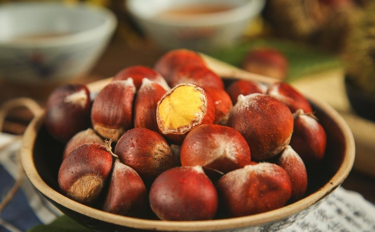 Mùa hạt dẻ phải ghim ngay mẹo này để tách vỏ: Hóa ra đơn giản, nhanh chóng lại không đau tay - Ảnh 1.
