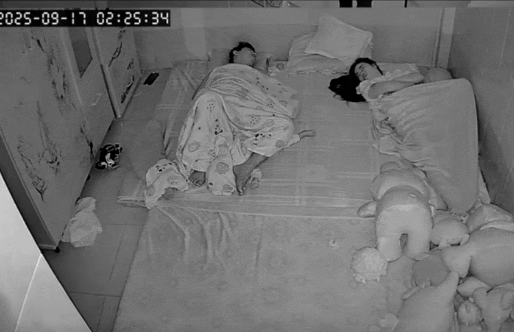 Clip mẹ phản xạ cực nhanh, cứu con trong tích tắc gây xúc động mạnh: “Đúng là bản năng làm mẹ” - Ảnh 2. Clip mẹ phản xạ cực nhanh, cứu con trong tích tắc gây xúc động mạnh: “Đúng là bản năng làm mẹ” - Ảnh 2.