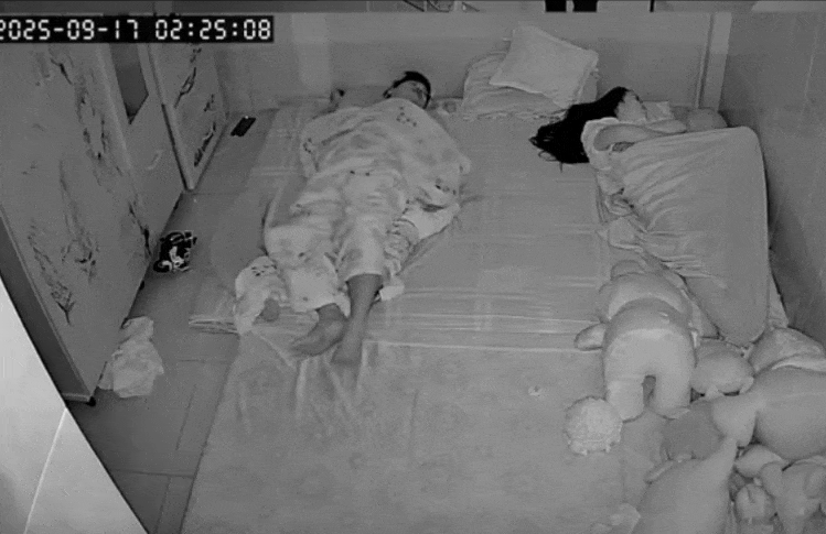 Clip mẹ phản xạ cực nhanh, cứu con trong tích tắc gây xúc động mạnh: “Đúng là bản năng làm mẹ” - Ảnh 1. Clip mẹ phản xạ cực nhanh, cứu con trong tích tắc gây xúc động mạnh: “Đúng là bản năng làm mẹ” - Ảnh 1.