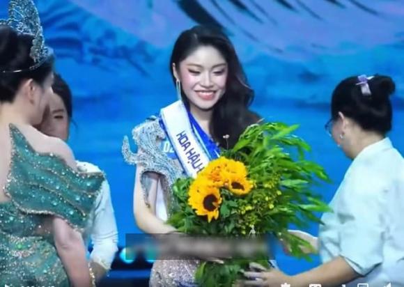 chung-ket-hoa-hau-dai-duong-viet-nam-gay-tranh-cai-vi-bo-hoa-cua-nguoi-chien-thang-2-ngoisaovn-w669-h476-1758380754300-1758380754441575672727.jpg