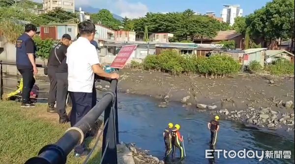 Phát hiện thi thể cụ bà 93 tuổi mất tích cả tháng: Camera thu được hình ảnh con dâu 40 tuổi kéo lê vali ra bờ sông - Ảnh 2. Phát hiện thi thể cụ bà 93 tuổi mất tích cả tháng: Camera thu được hình ảnh con dâu 40 tuổi kéo lê vali ra bờ sông - Ảnh 2.