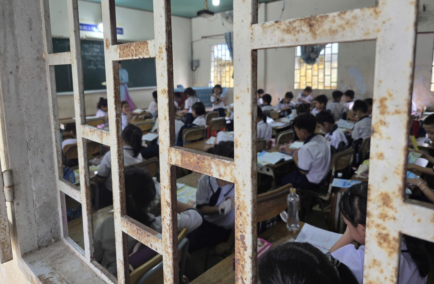 Phụ huynh rơi nước mắt nhìn phòng học của con tại trường công lập ở TPHCM - Ảnh 5. Phụ huynh rơi nước mắt nhìn phòng học của con tại trường công lập ở TPHCM - Ảnh 5.