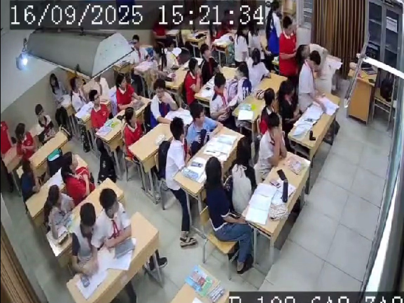 Học sinh lớp 7 túm tóc, xô ngã cô giáo ở Hà Nội có dấu hiệu stress: Bác sĩ cảnh báo mối nguy tiềm ẩn - Ảnh 1. Học sinh lớp 7 túm tóc, xô ngã cô giáo ở Hà Nội có dấu hiệu stress: Bác sĩ cảnh báo mối nguy tiềm ẩn - Ảnh 1.