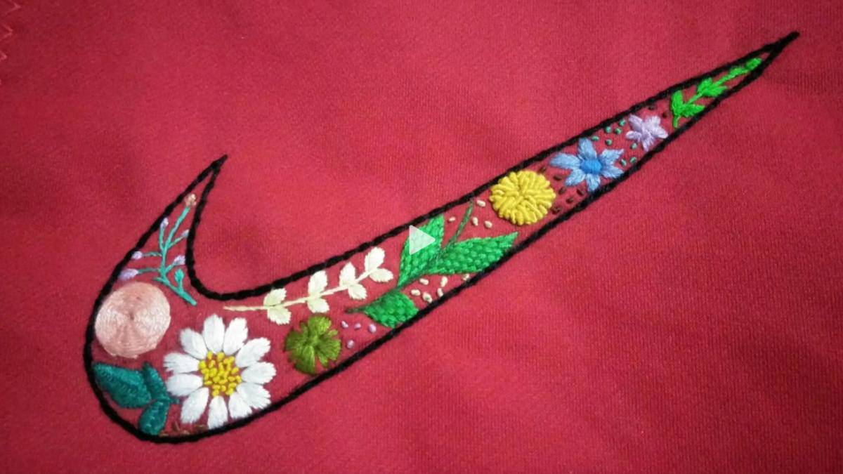 Người mẹ nghèo thêu logo Nike lên cặp làm con trai xấu hổ, 10 năm sau Nike tìm đến nói 1 câu- Ảnh 1. Người mẹ nghèo thêu logo Nike lên cặp làm con trai xấu hổ, 10 năm sau Nike tìm đến nói 1 câu- Ảnh 1.