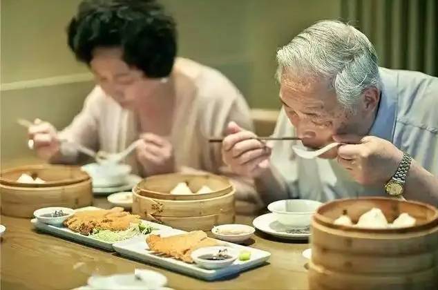 Loãng xương không phải do uống ít sữa mà có thể do bạn đã ăn phải 8 loại thực phẩm "ăn cắp" canxi này, càng ăn càng dễ bị giòn xương- Ảnh 1. Loãng xương không phải do uống ít sữa mà có thể do bạn đã ăn phải 8 loại thực phẩm "ăn cắp" canxi này, càng ăn càng dễ bị giòn xương- Ảnh 1.
