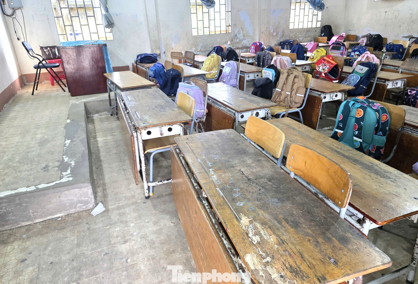 Phụ huynh rơi nước mắt nhìn phòng học của con tại trường công lập ở TPHCM - Ảnh 1. Phụ huynh rơi nước mắt nhìn phòng học của con tại trường công lập ở TPHCM - Ảnh 1.