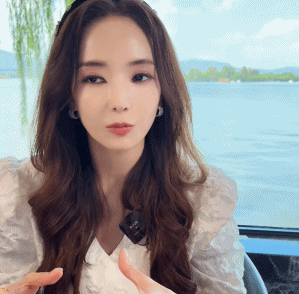 Mỹ nhân đẹp nhất Vườn Sao Băng làm sao thế này: Mặt mũi đơ như tượng, mắt lờ đờ, miệng cũng không mở nổi! - Ảnh 4. Mỹ nhân đẹp nhất Vườn Sao Băng làm sao thế này: Mặt mũi đơ như tượng, mắt lờ đờ, miệng cũng không mở nổi! - Ảnh 4.