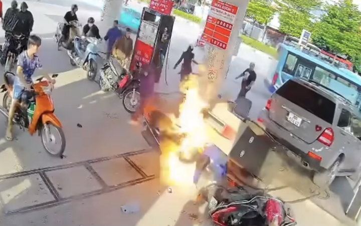 Trụ bơm xăng bị xe Mercedes húc đổ, đè trúng nhân viên, lửa bùng phát dữ dội - Ảnh 2. Trụ bơm xăng bị xe Mercedes húc đổ, đè trúng nhân viên, lửa bùng phát dữ dội - Ảnh 2.
