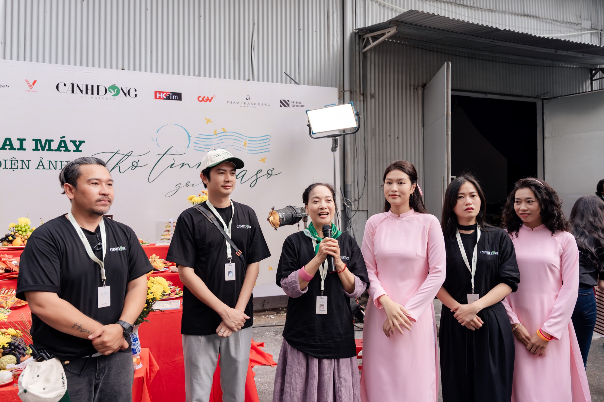 Vbiz mới có 1 cặp đôi visual chấn động: Nhà gái là Hoa hậu đẹp mê tơi, nhà trai đố tìm nổi góc chết - Ảnh 4. Vbiz mới có 1 cặp đôi visual chấn động: Nhà gái là Hoa hậu đẹp mê tơi, nhà trai đố tìm nổi góc chết - Ảnh 4.
