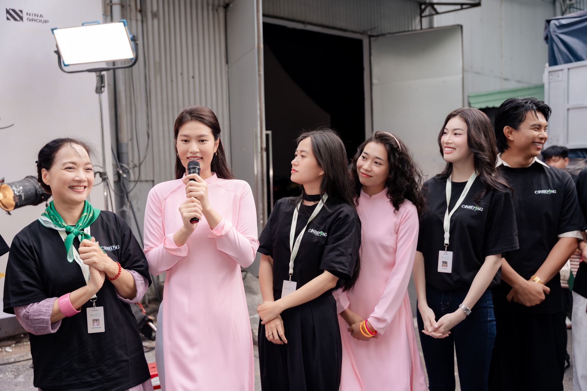 Vbiz mới có 1 cặp đôi visual chấn động: Nhà gái là Hoa hậu đẹp mê tơi, nhà trai đố tìm nổi góc chết - Ảnh 2. Vbiz mới có 1 cặp đôi visual chấn động: Nhà gái là Hoa hậu đẹp mê tơi, nhà trai đố tìm nổi góc chết - Ảnh 2.