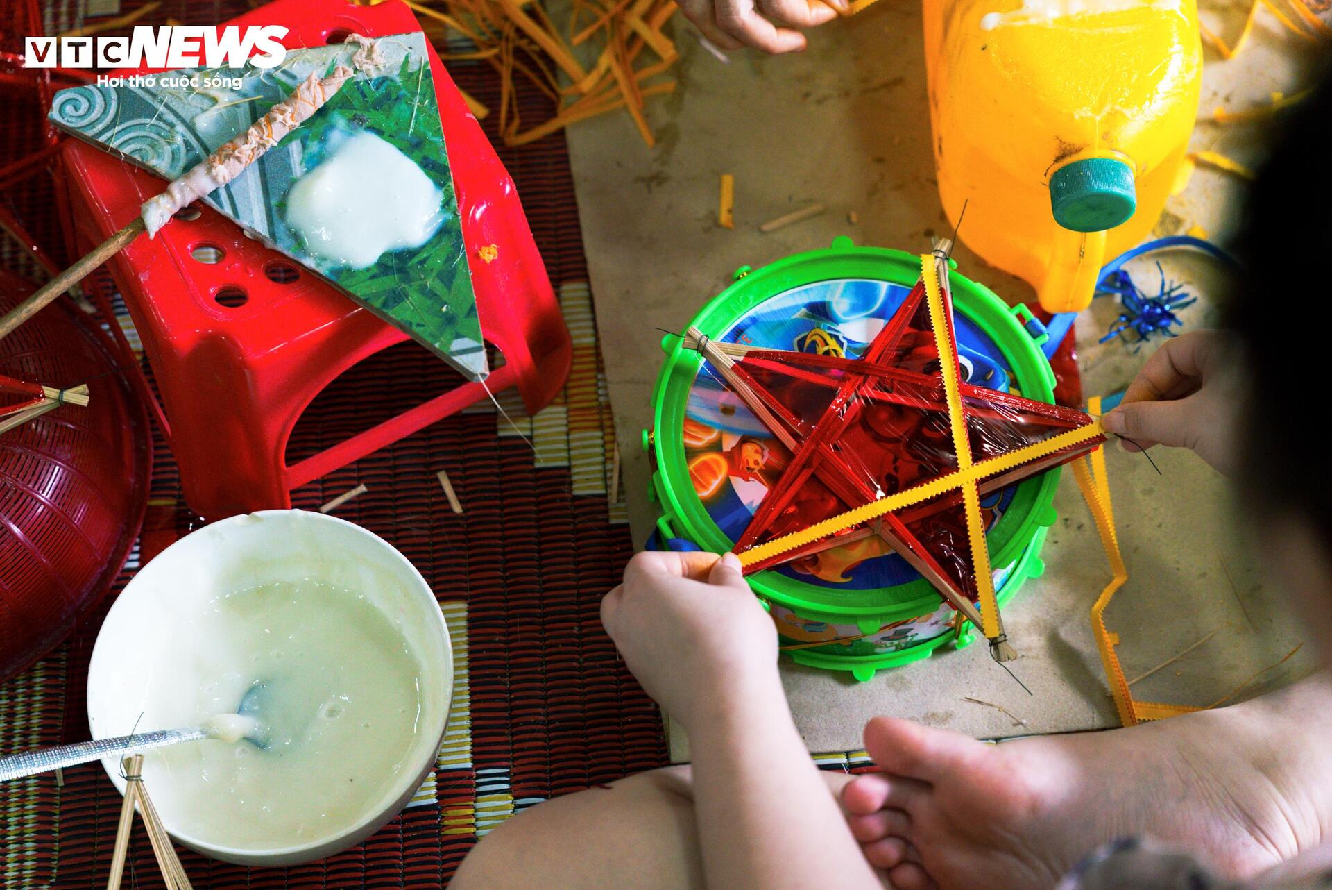 Làng Báo Đáp rộn ràng mùa Trung Thu, xuất xưởng hàng trăm nghìn đèn ông sao - Ảnh 10. Làng Báo Đáp rộn ràng mùa Trung Thu, xuất xưởng hàng trăm nghìn đèn ông sao - Ảnh 10.