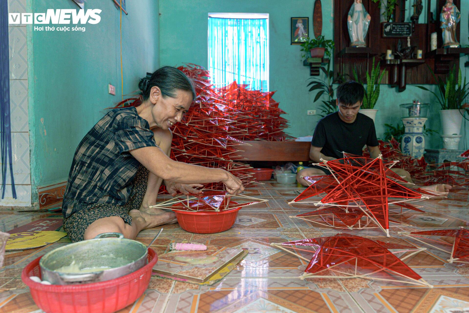 Làng Báo Đáp rộn ràng mùa Trung Thu, xuất xưởng hàng trăm nghìn đèn ông sao - Ảnh 2. Làng Báo Đáp rộn ràng mùa Trung Thu, xuất xưởng hàng trăm nghìn đèn ông sao - Ảnh 2.