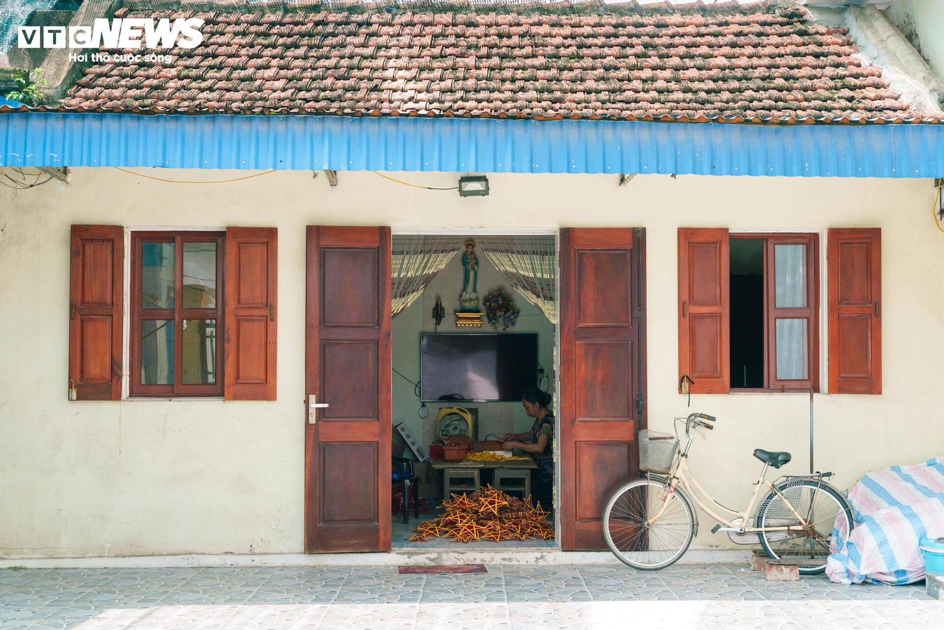 Làng Báo Đáp rộn ràng mùa Trung Thu, xuất xưởng hàng trăm nghìn đèn ông sao - Ảnh 1. Làng Báo Đáp rộn ràng mùa Trung Thu, xuất xưởng hàng trăm nghìn đèn ông sao - Ảnh 1.