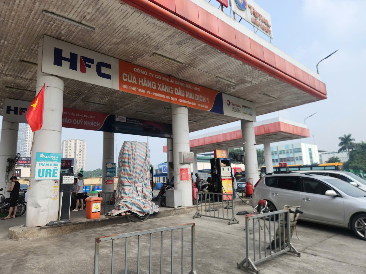 Nhân chứng kể giây phút trụ bơm xăng bị ô tô húc đổ, đè trúng nhân viên - Ảnh 1. Nhân chứng kể giây phút trụ bơm xăng bị ô tô húc đổ, đè trúng nhân viên - Ảnh 1.