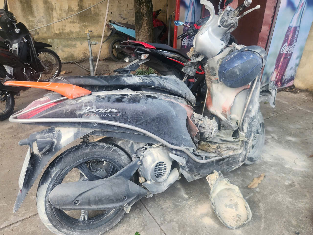 Nhân chứng kể giây phút trụ bơm xăng bị ô tô húc đổ, đè trúng nhân viên - Ảnh 2. Nhân chứng kể giây phút trụ bơm xăng bị ô tô húc đổ, đè trúng nhân viên - Ảnh 2.