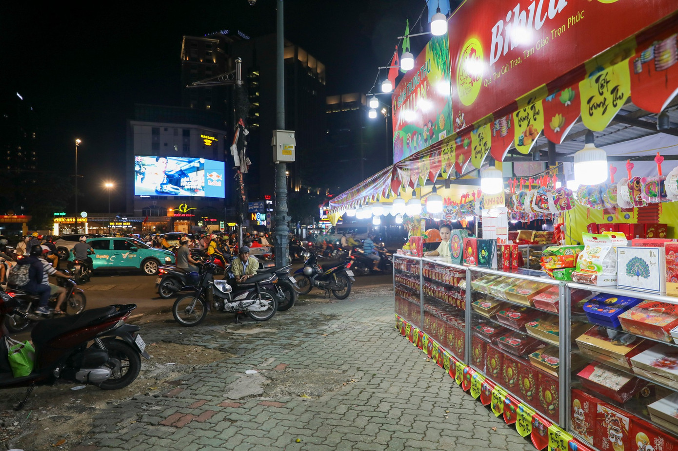 Hình ảnh trái ngược của thị trường bánh trung thu ở TPHCM - Ảnh 4.