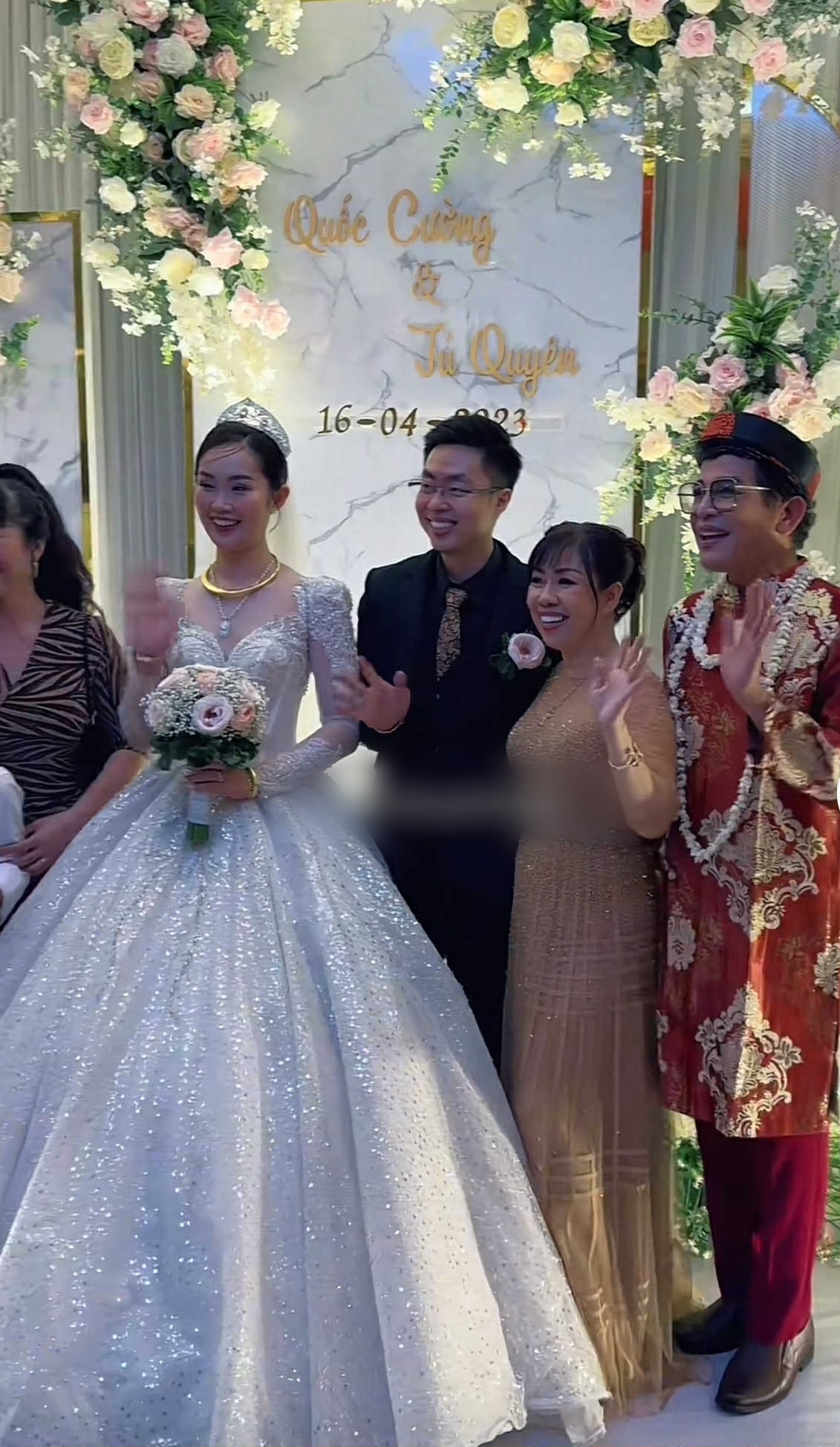 MC Thanh Bạch và những lần dự đám cưới với trang phục lấn át cả cô dâu- Ảnh 5. MC Thanh Bạch và những lần dự đám cưới với trang phục lấn át cả cô dâu- Ảnh 5.