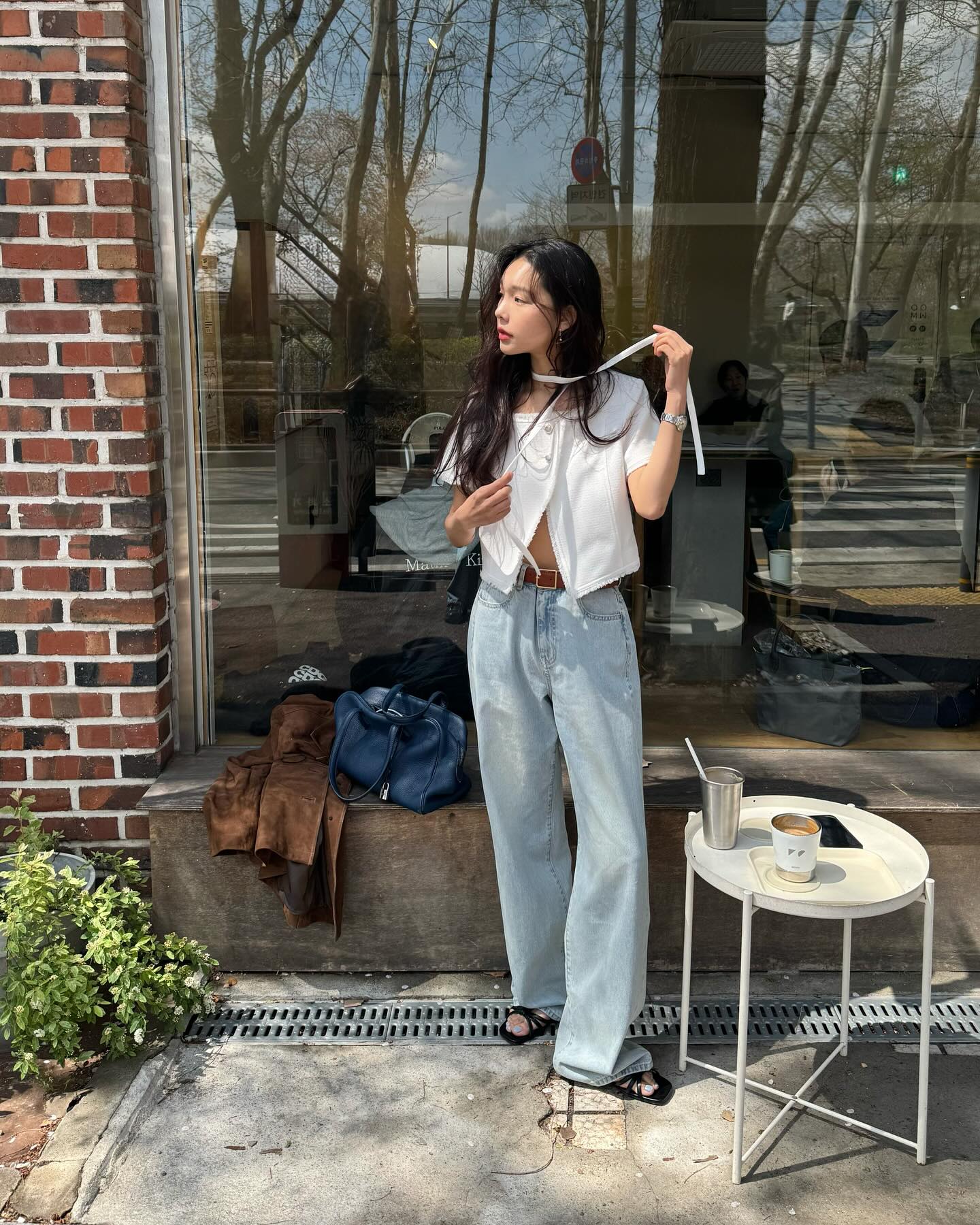 Áo trắng và quần jeans xanh: Combo đẹp nhất mùa thu giúp vẻ ngoài trông sang trọng và hack tuổi trong tích tắc - Ảnh 1.