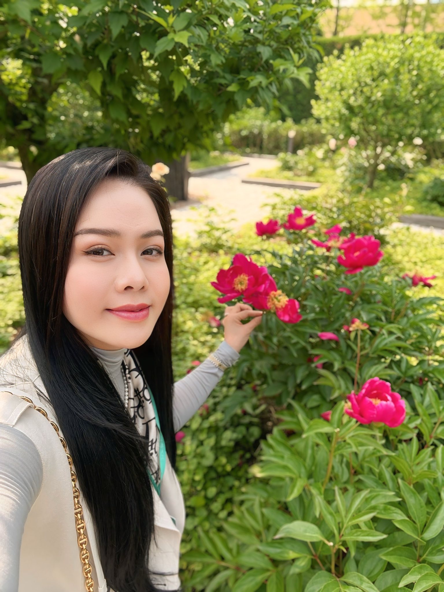 Nữ nghệ sĩ là đại gia có biệt thự TP.HCM 20 tỷ, 40 tuổi tự sinh con, bế con riêng về thăm nhà chồng cũ - Ảnh 2.