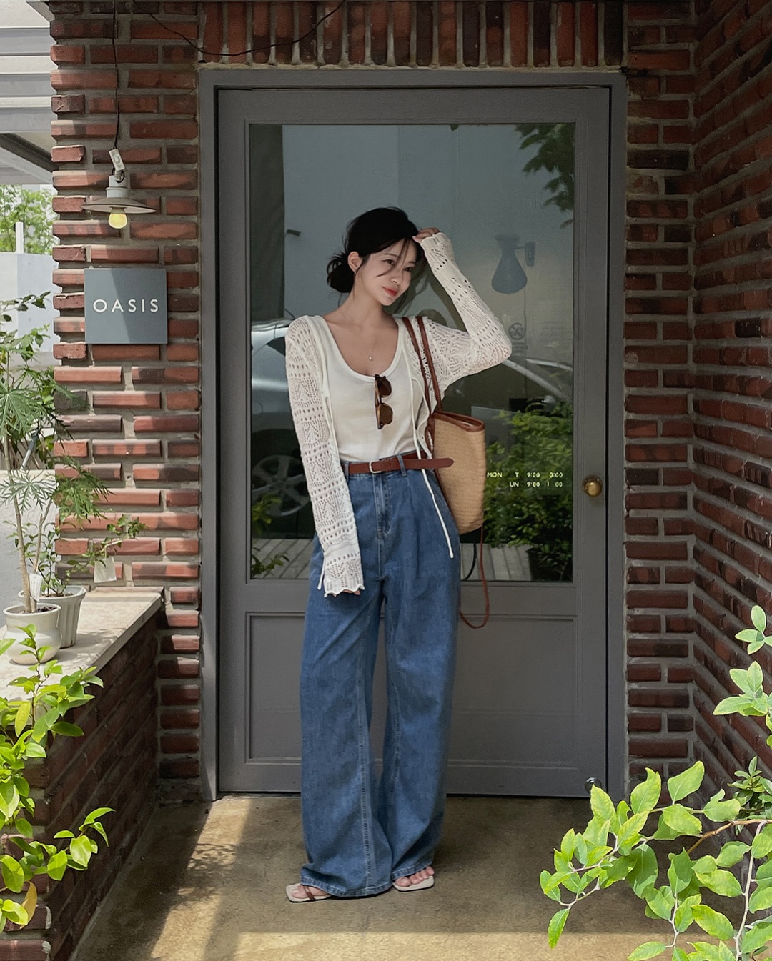 Áo trắng và quần jeans xanh: Combo đẹp nhất mùa thu giúp vẻ ngoài trông sang trọng và hack tuổi trong tích tắc - Ảnh 4.
