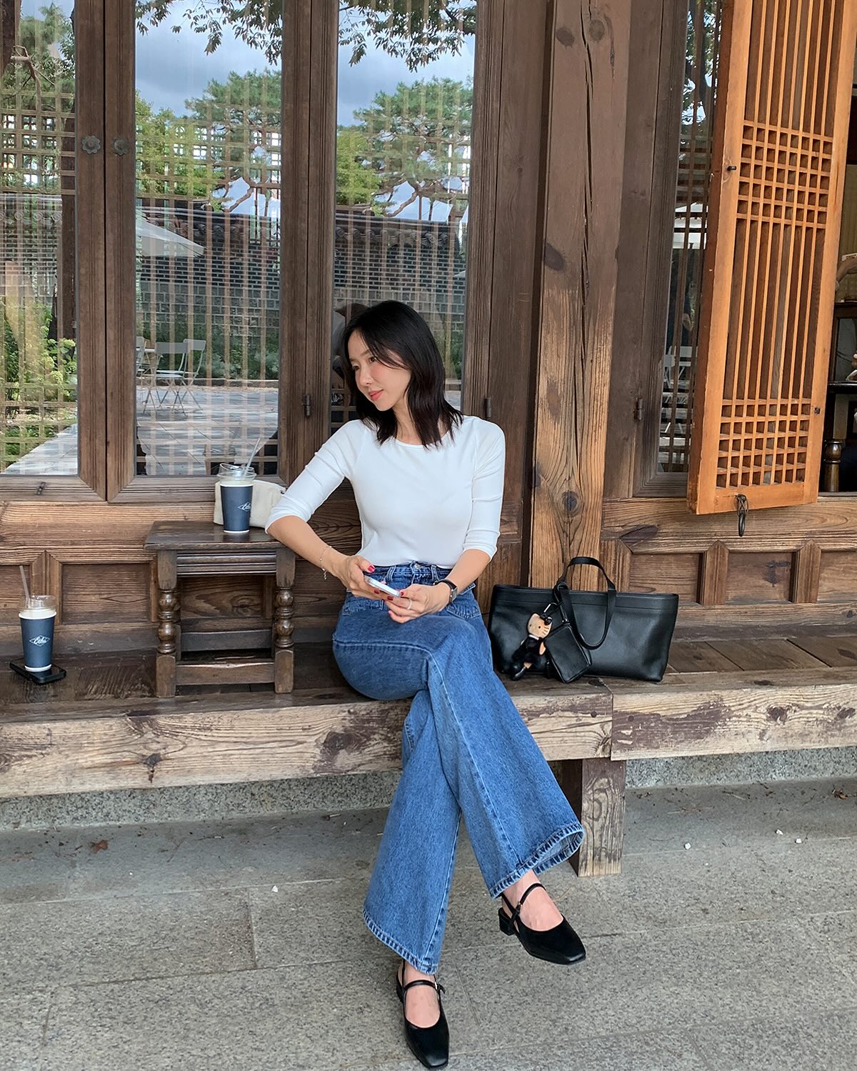 Áo trắng và quần jeans xanh: Combo đẹp nhất mùa thu giúp vẻ ngoài trông sang trọng và hack tuổi trong tích tắc - Ảnh 7.