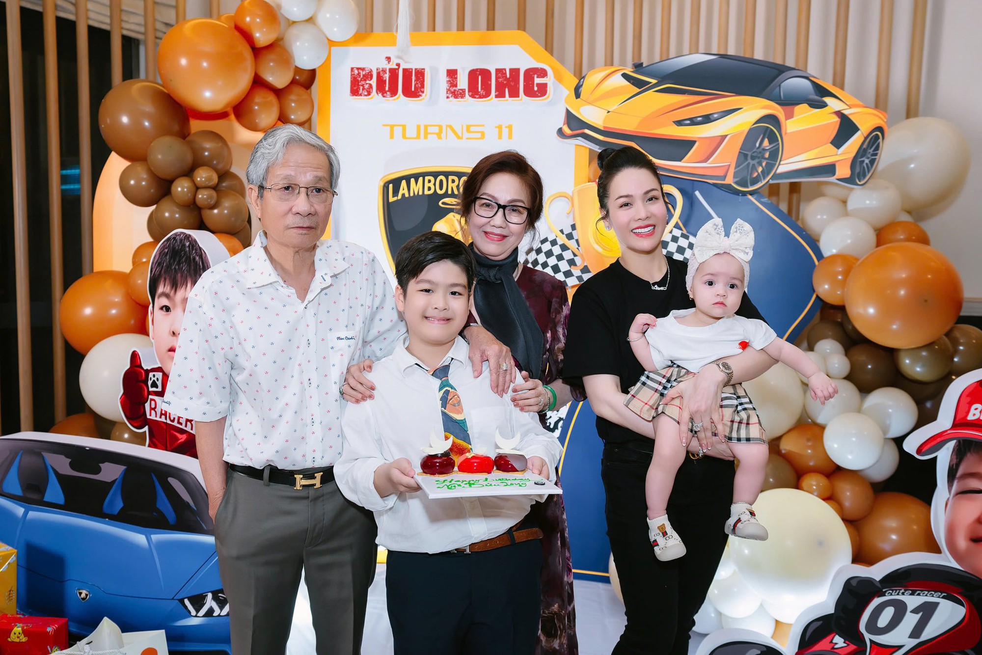 Nữ nghệ sĩ là đại gia có biệt thự TP.HCM 20 tỷ, 40 tuổi tự sinh con, bế con riêng về thăm nhà chồng cũ - Ảnh 3.