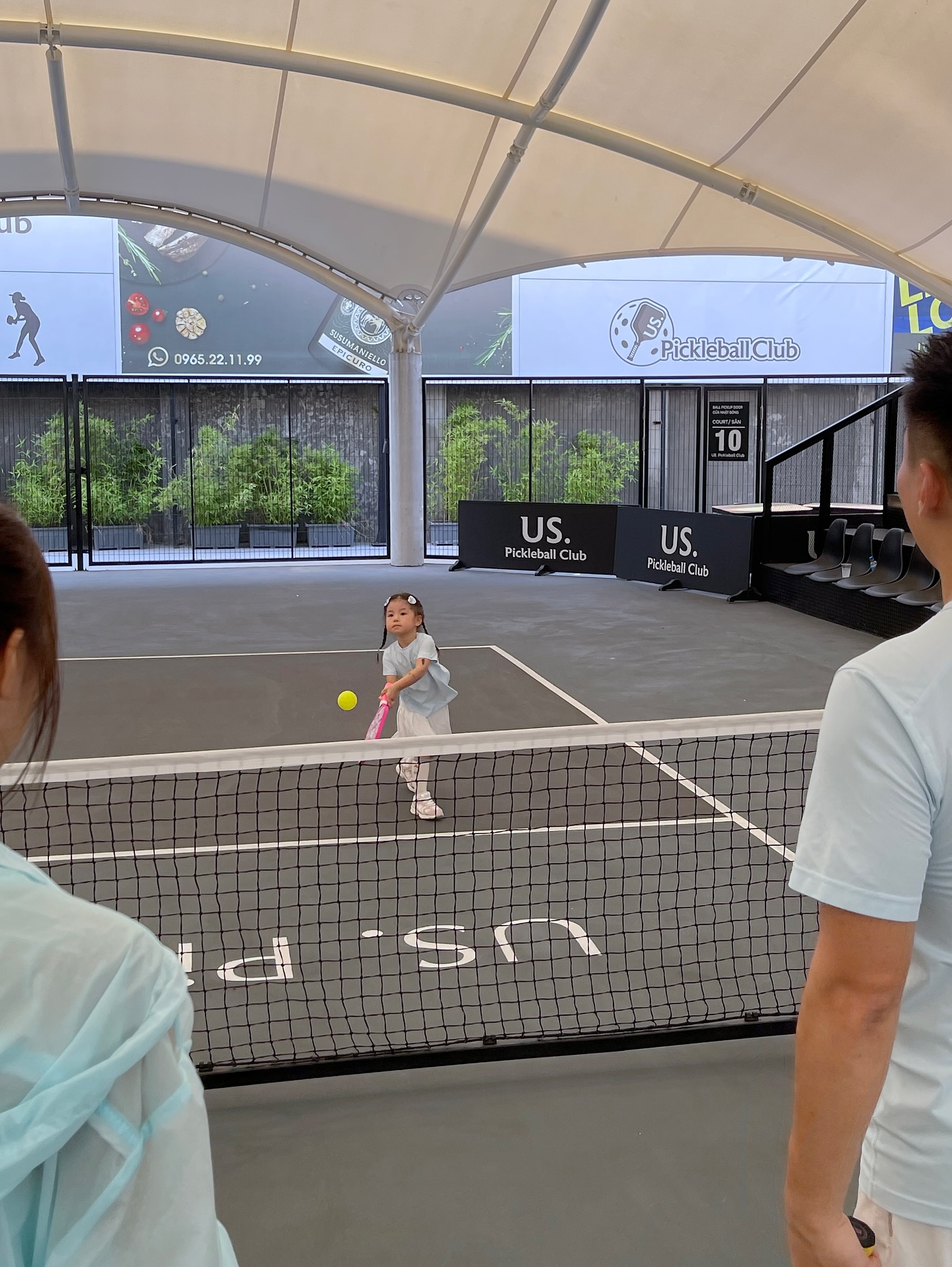 Đây rồi, em Pam đã gia nhập đường đua pickleball: Outfit xinh xẻo, vợt hello kitty hồng hẳn hoi nhưng mà lối đánh này nó lạ lắm!- Ảnh 7. Đây rồi, em Pam đã gia nhập đường đua pickleball: Outfit xinh xẻo, vợt hello kitty hồng hẳn hoi nhưng mà lối đánh này nó lạ lắm!- Ảnh 7.