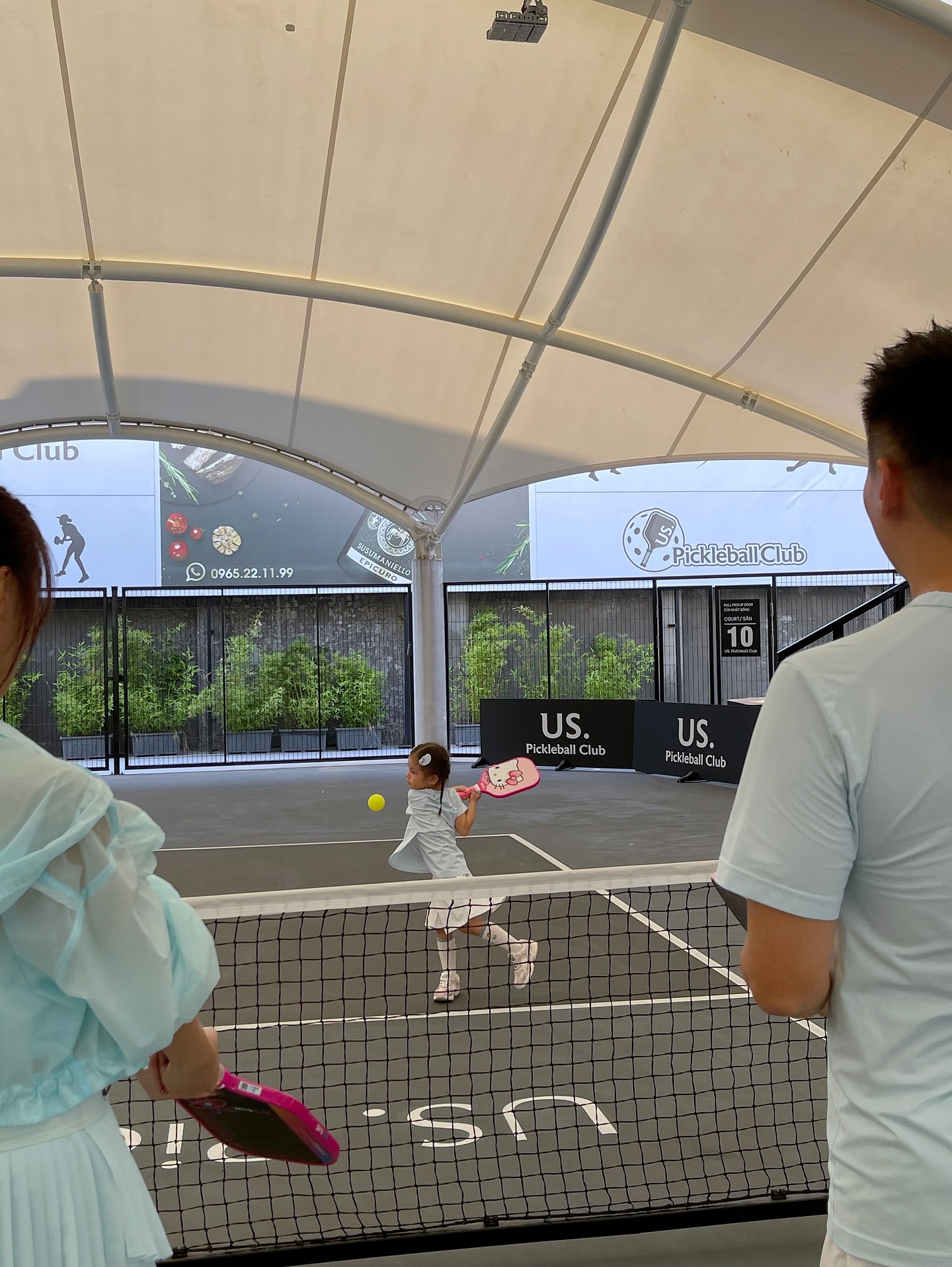 Đây rồi, em Pam đã gia nhập đường đua pickleball: Outfit xinh xẻo, vợt hello kitty hồng hẳn hoi nhưng mà lối đánh này nó lạ lắm!- Ảnh 8. Đây rồi, em Pam đã gia nhập đường đua pickleball: Outfit xinh xẻo, vợt hello kitty hồng hẳn hoi nhưng mà lối đánh này nó lạ lắm!- Ảnh 8.